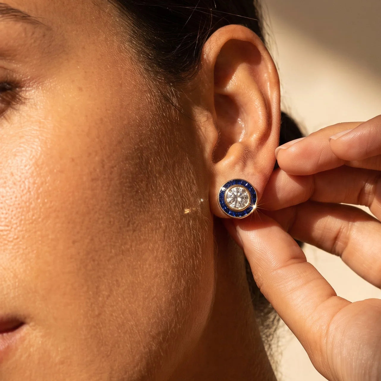 Art-déco-Ring mit Diamant und Smaragd-Halo