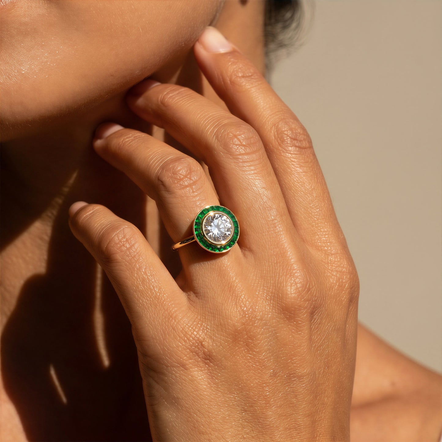 Art-déco-Ring mit Diamant und Smaragd-Halo