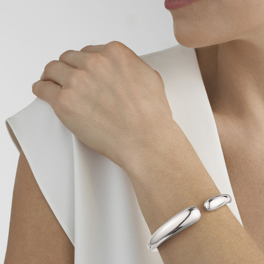 model wearing the Georg Jensen mercy hinged bangle